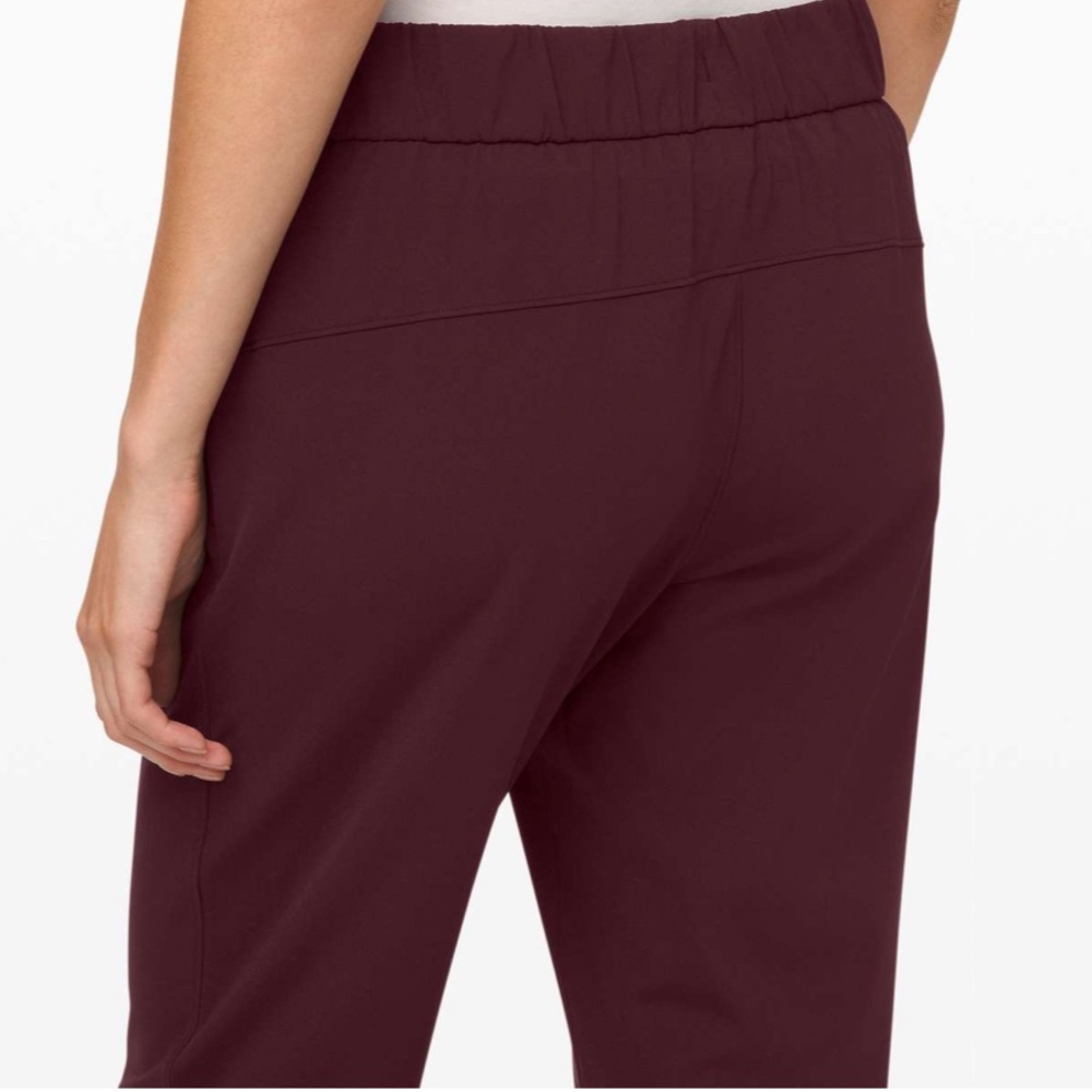 Lululemon On the Fly Jogger *Luxtreme 25"
Cassis 🦄